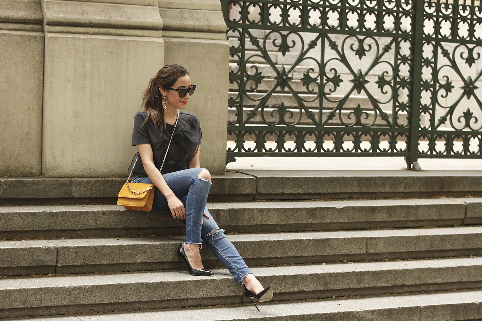 Shirt with a ruffle jeans black heels XL earrings mustard uterqüe bag tom ford sunnies style fashion outfit11