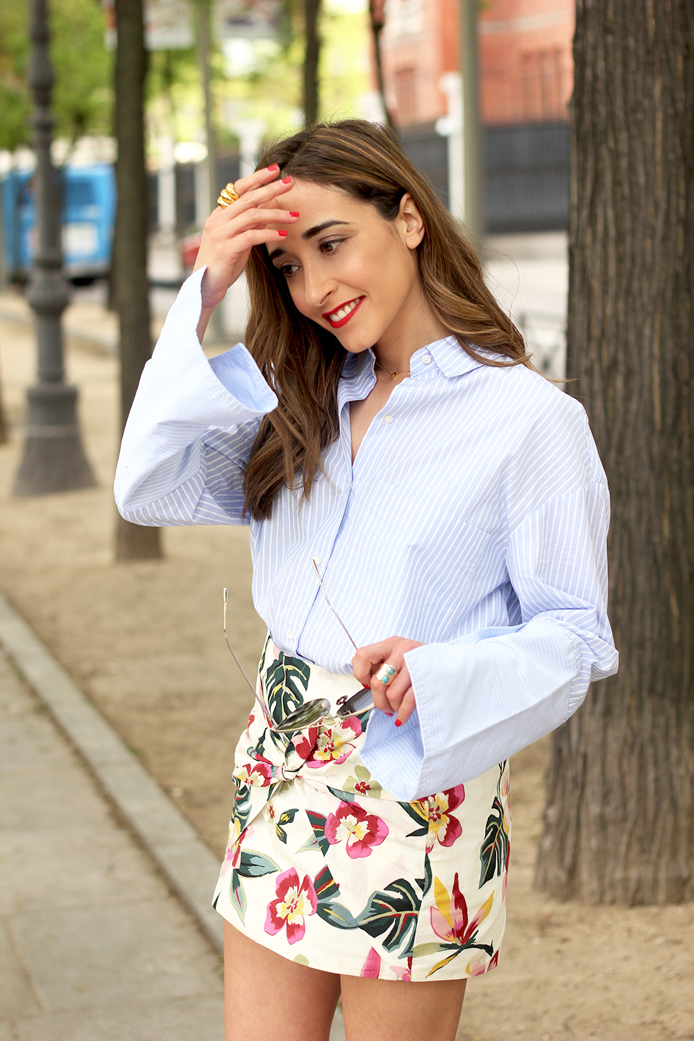 Floral print shorts striped shirt converse summer style fashion07