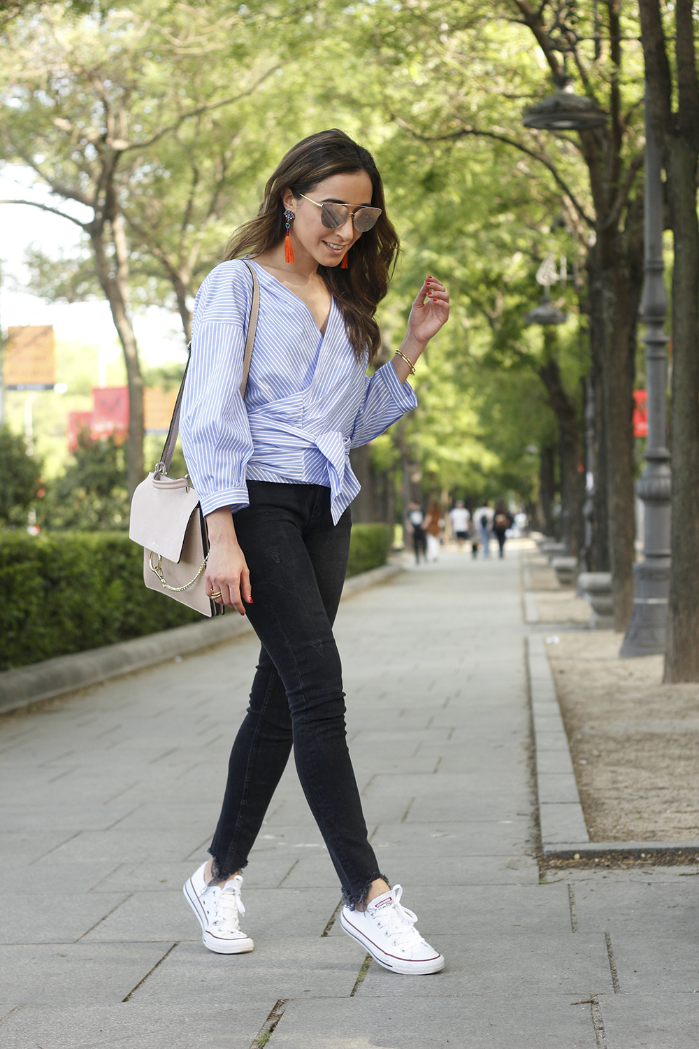 striped shirt black ripped jeans converse earrings style fashion summer 03