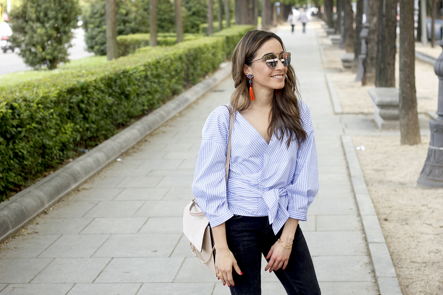 striped shirt black ripped jeans converse earrings style fashion summer 15