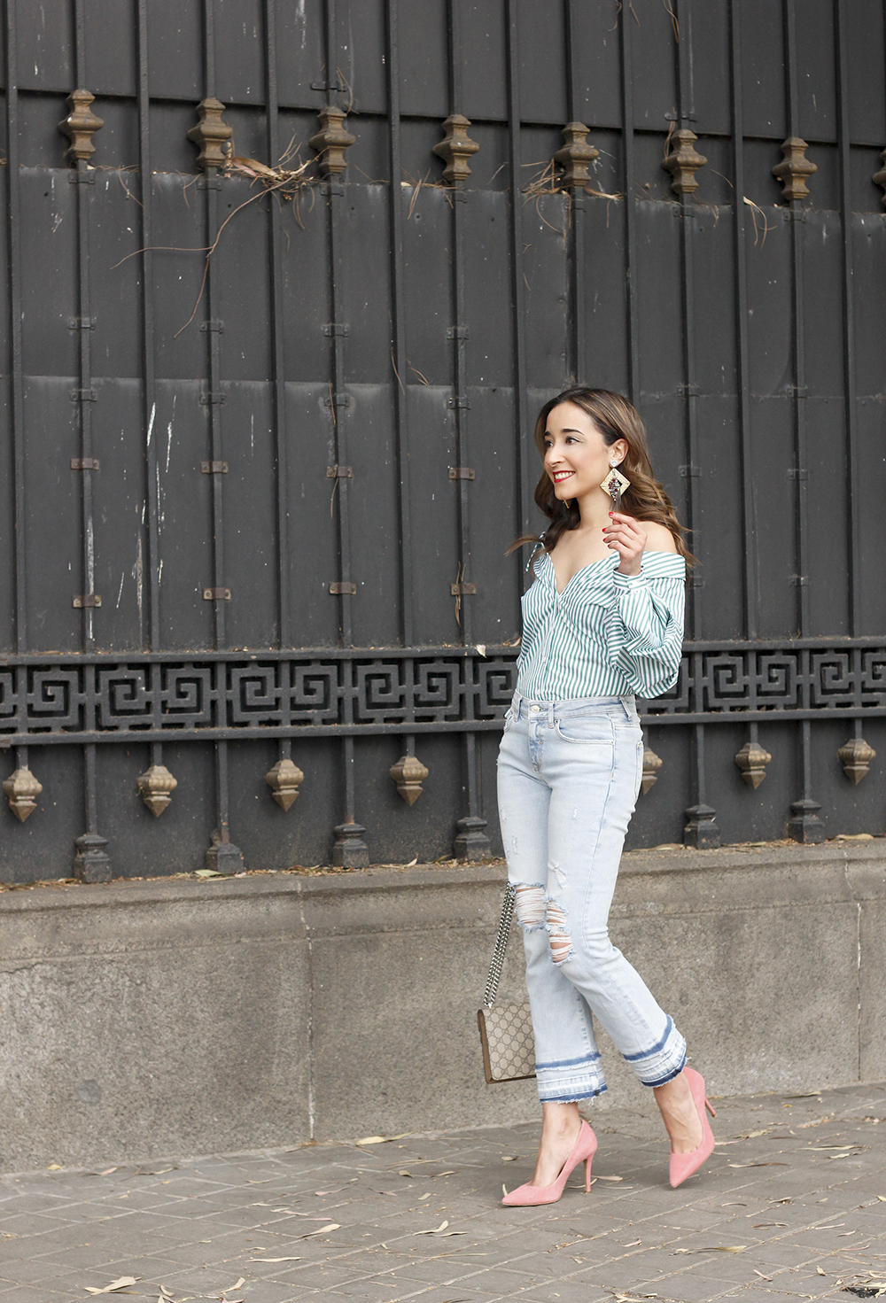 striped shirt jeans gucci bag uterqüe earrings pink heels accessories style outfit05