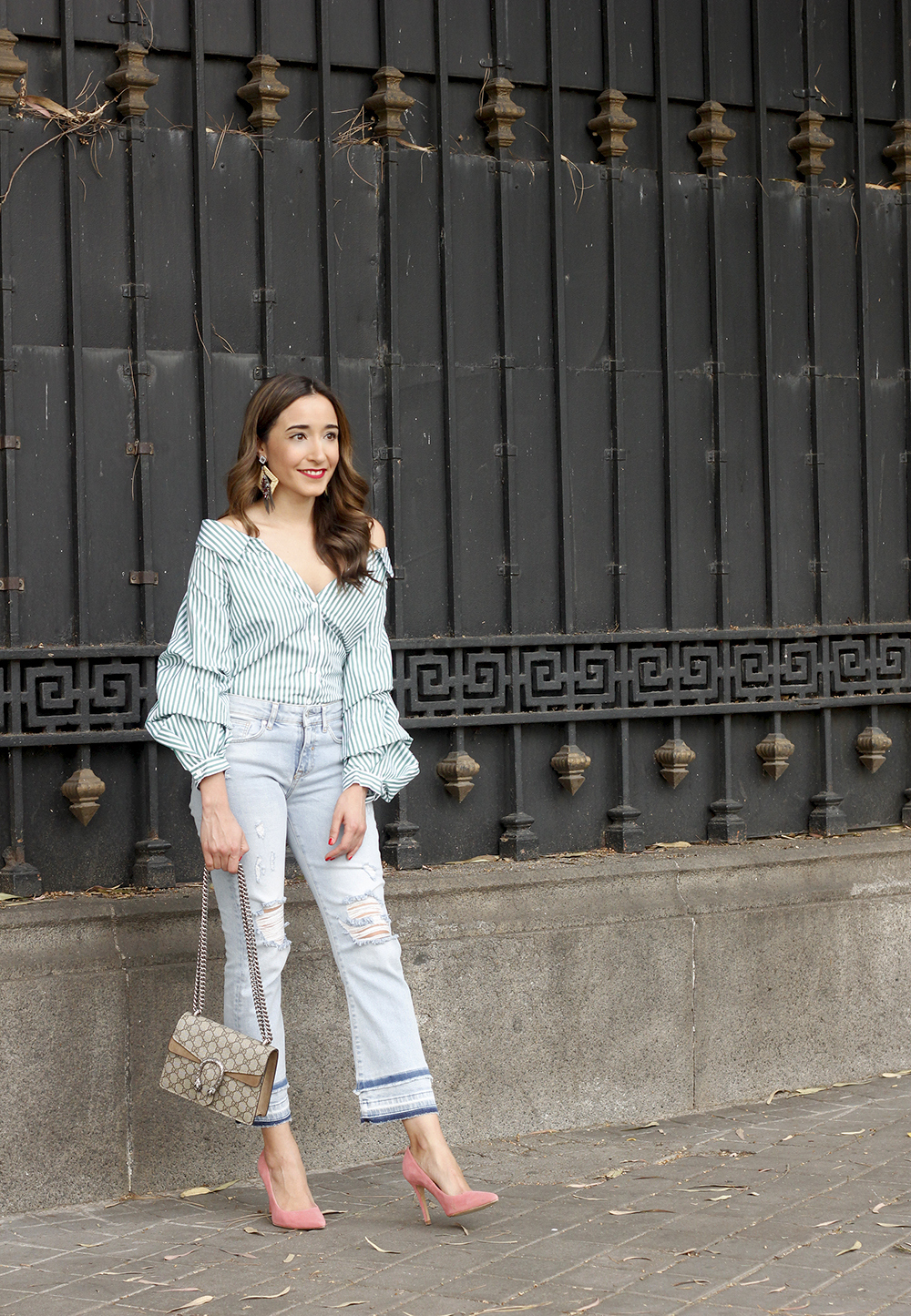 striped shirt jeans gucci bag uterqüe earrings pink heels accessories style outfit02