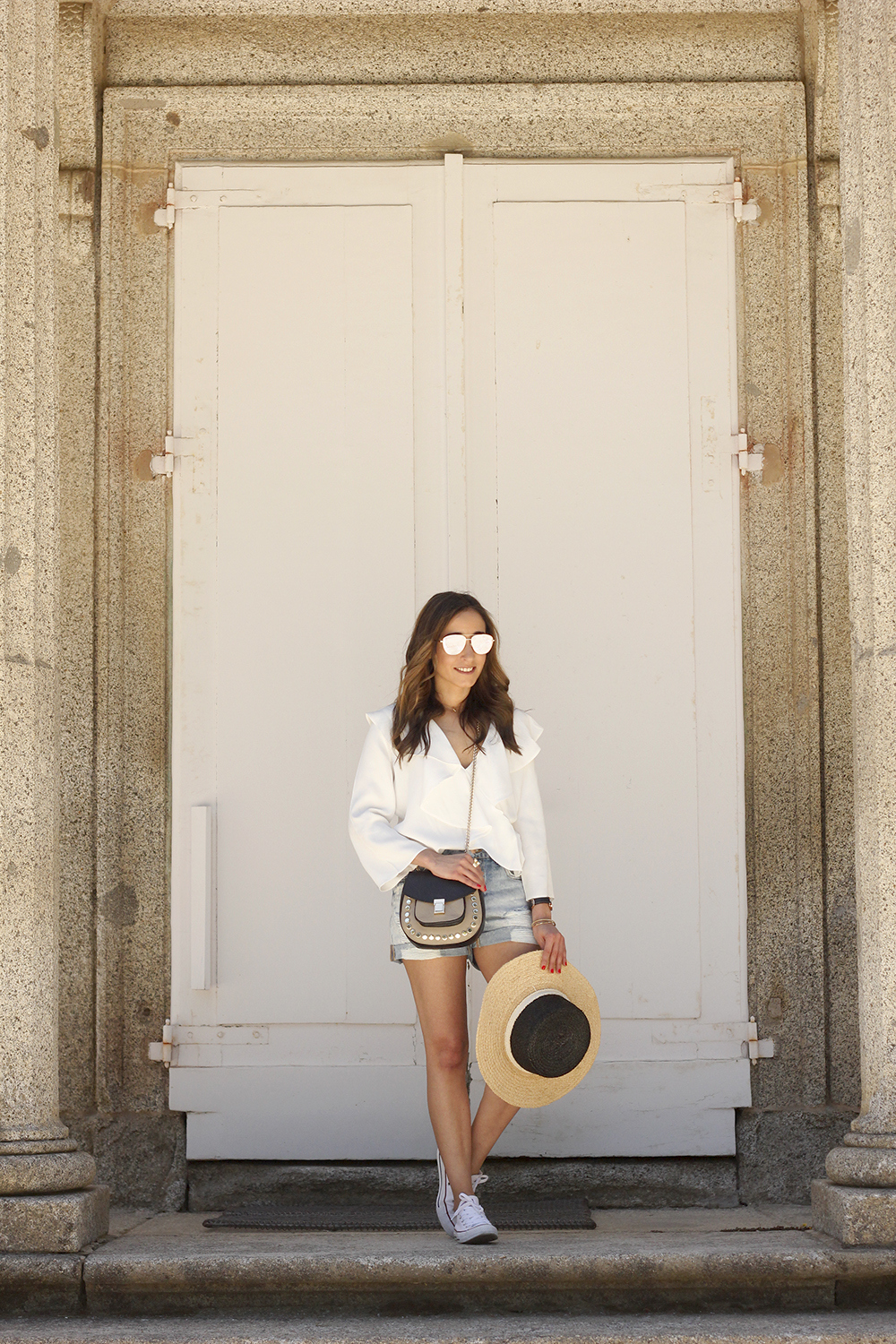 casual outfit weekend getaway out fit sunpers sunglasses denim shorts white shirt uterqüe08