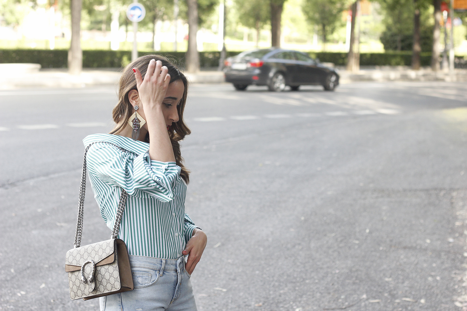 striped shirt jeans gucci bag uterqüe earrings pink heels accessories style outfit08