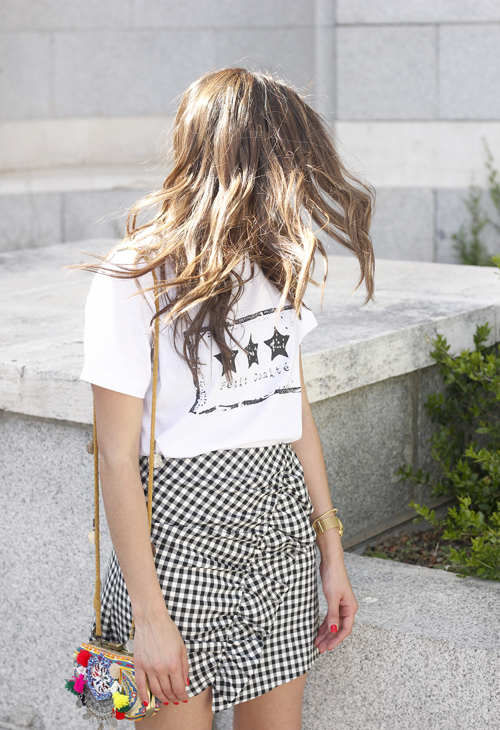 vichy skirt white t-shirt carolina herrera pink heels outfit style fashion summer05