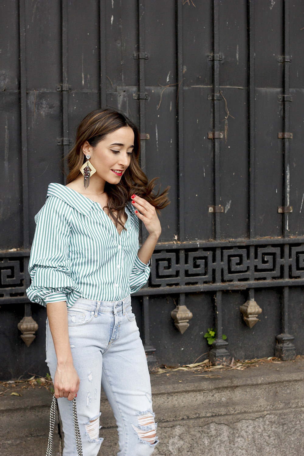 striped shirt jeans gucci bag uterqüe earrings pink heels accessories style outfit06