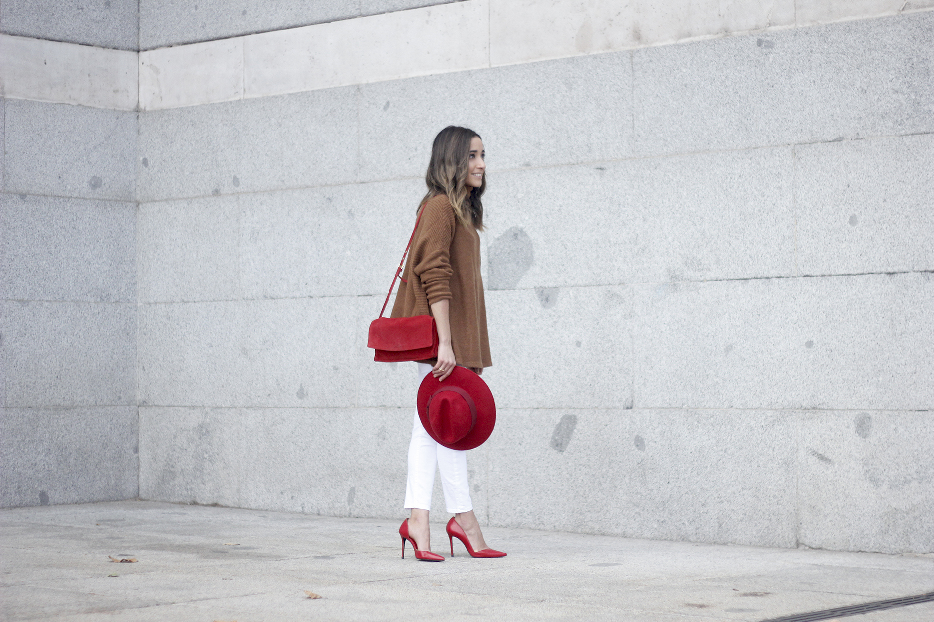 Turtleneck Sweater white jeans red heels red hat uterqüe outfit01