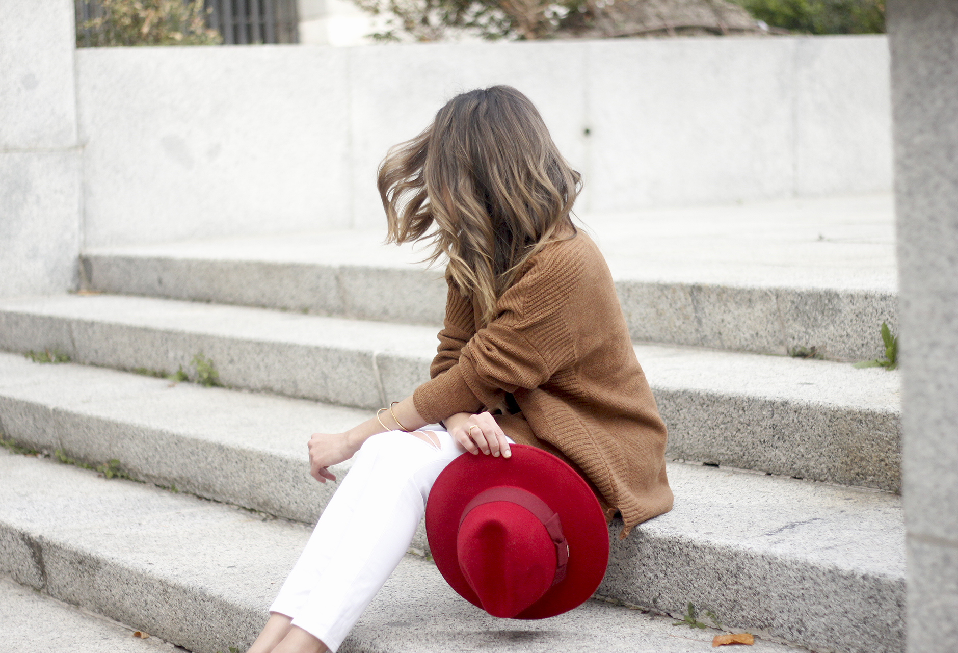 Turtleneck Sweater white jeans red heels red hat uterqüe outfit10