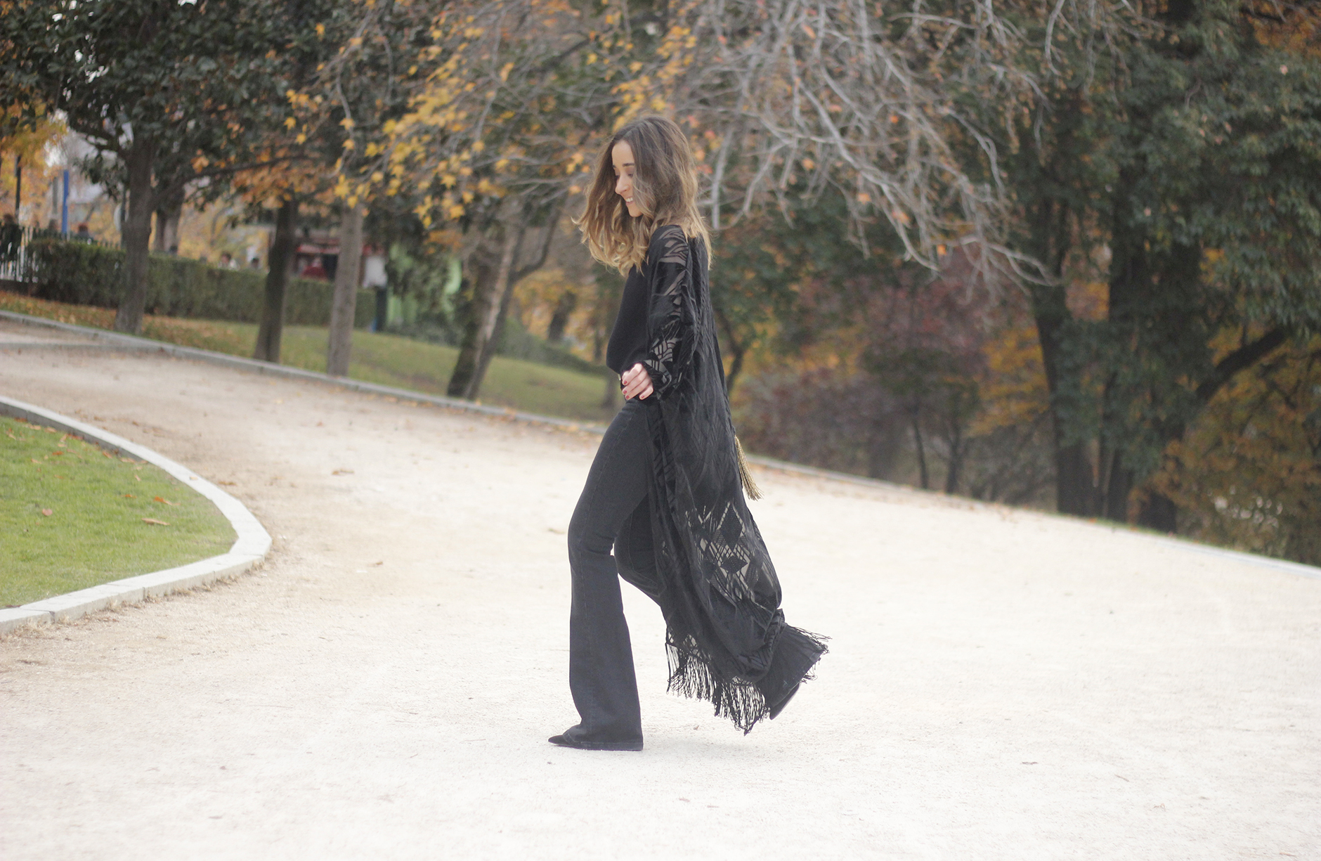 Black Kimono Black flared jeans outfit04