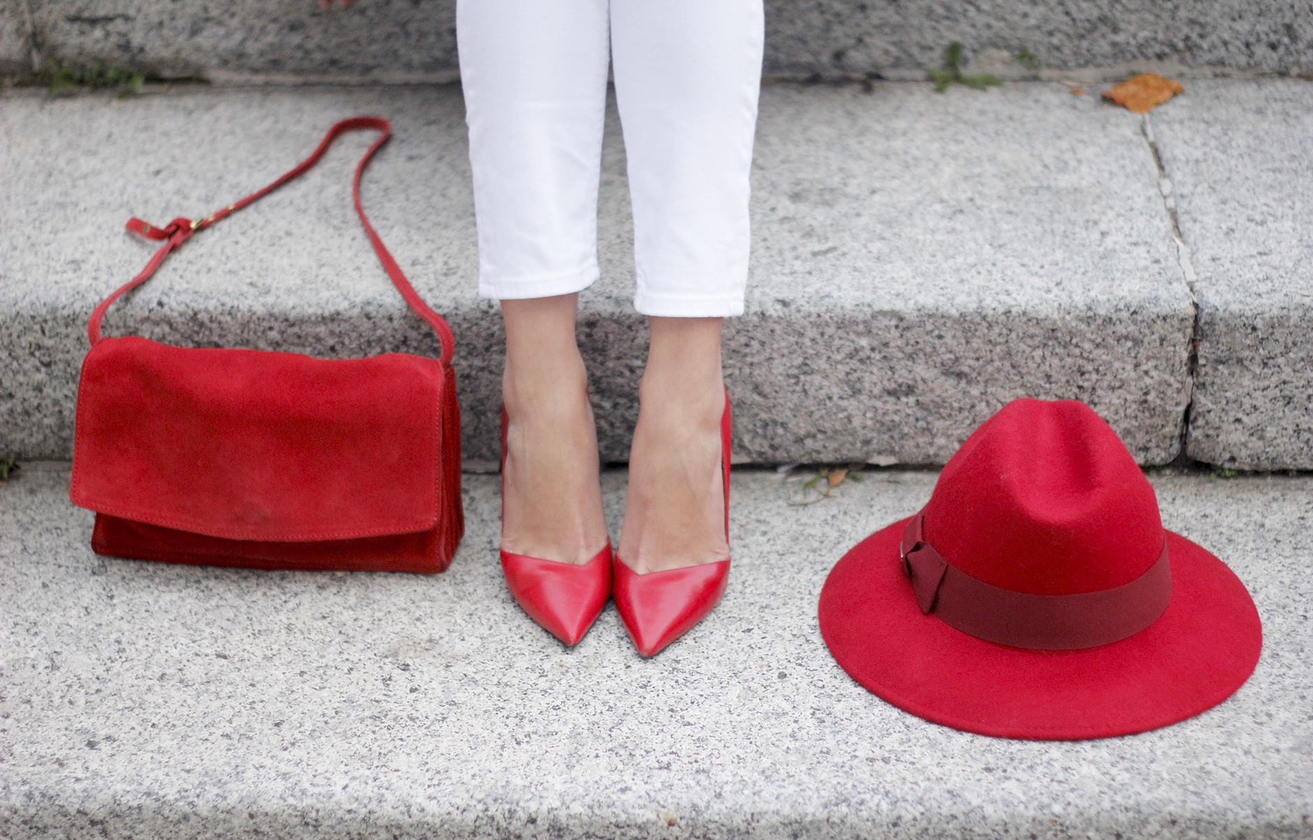 Turtleneck Sweater white jeans red heels red hat uterqüe outfit19