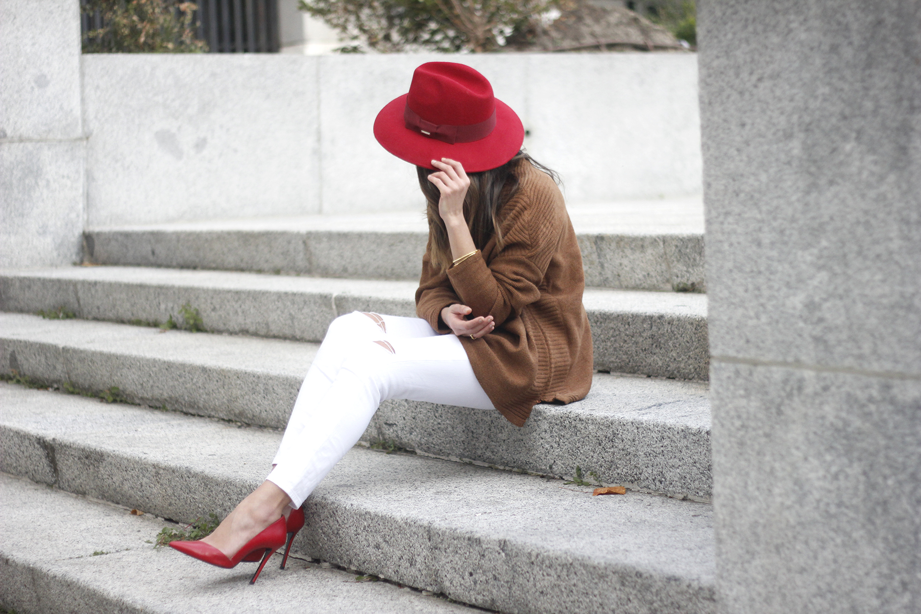 Turtleneck Sweater white jeans red heels red hat uterqüe outfit16