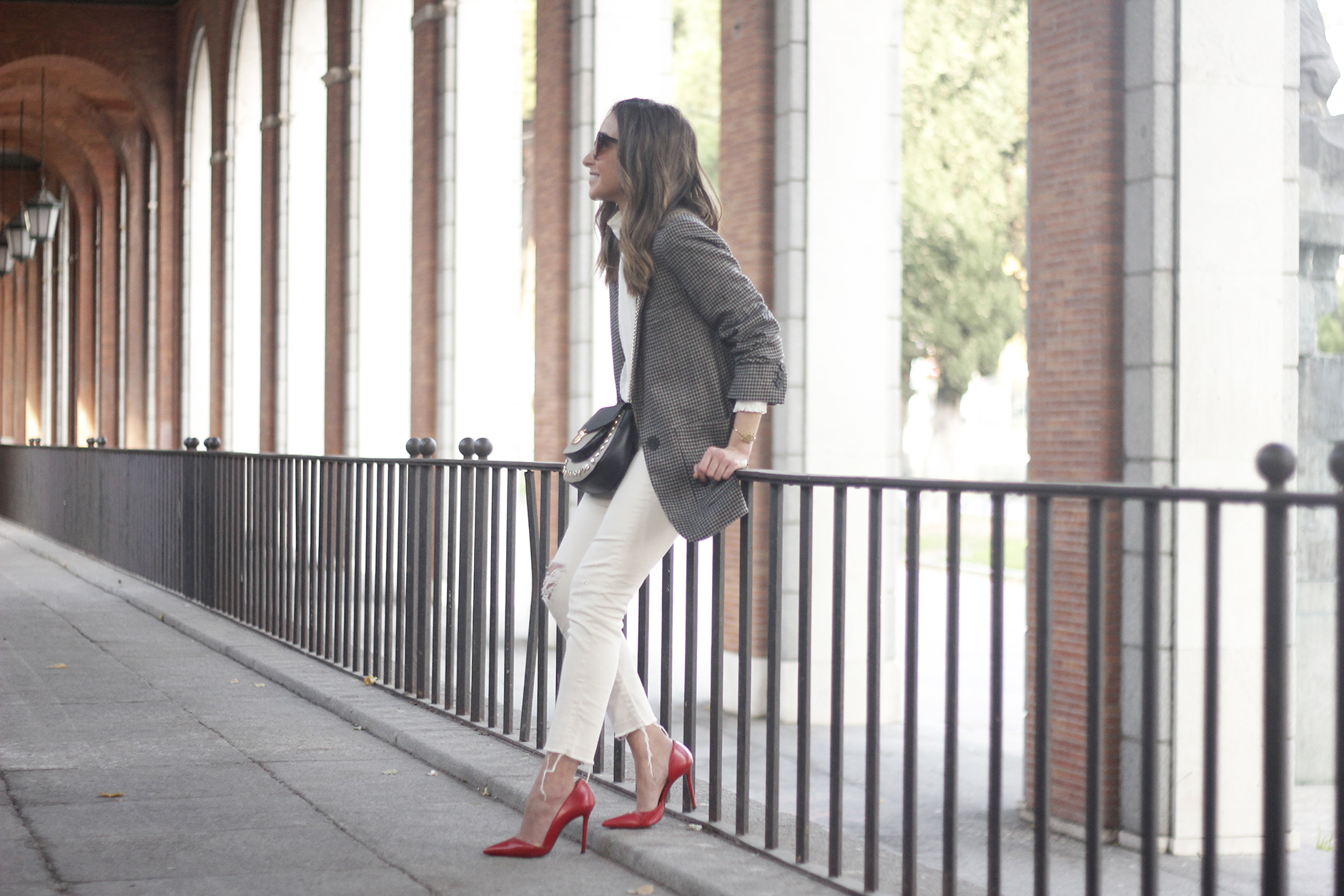 Plumeti blouse houndstooth blazer white jeans outfit style streetstyle07