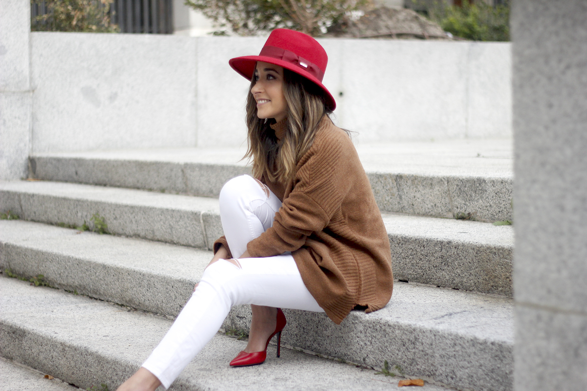 Turtleneck Sweater white jeans red heels red hat uterqüe outfit11