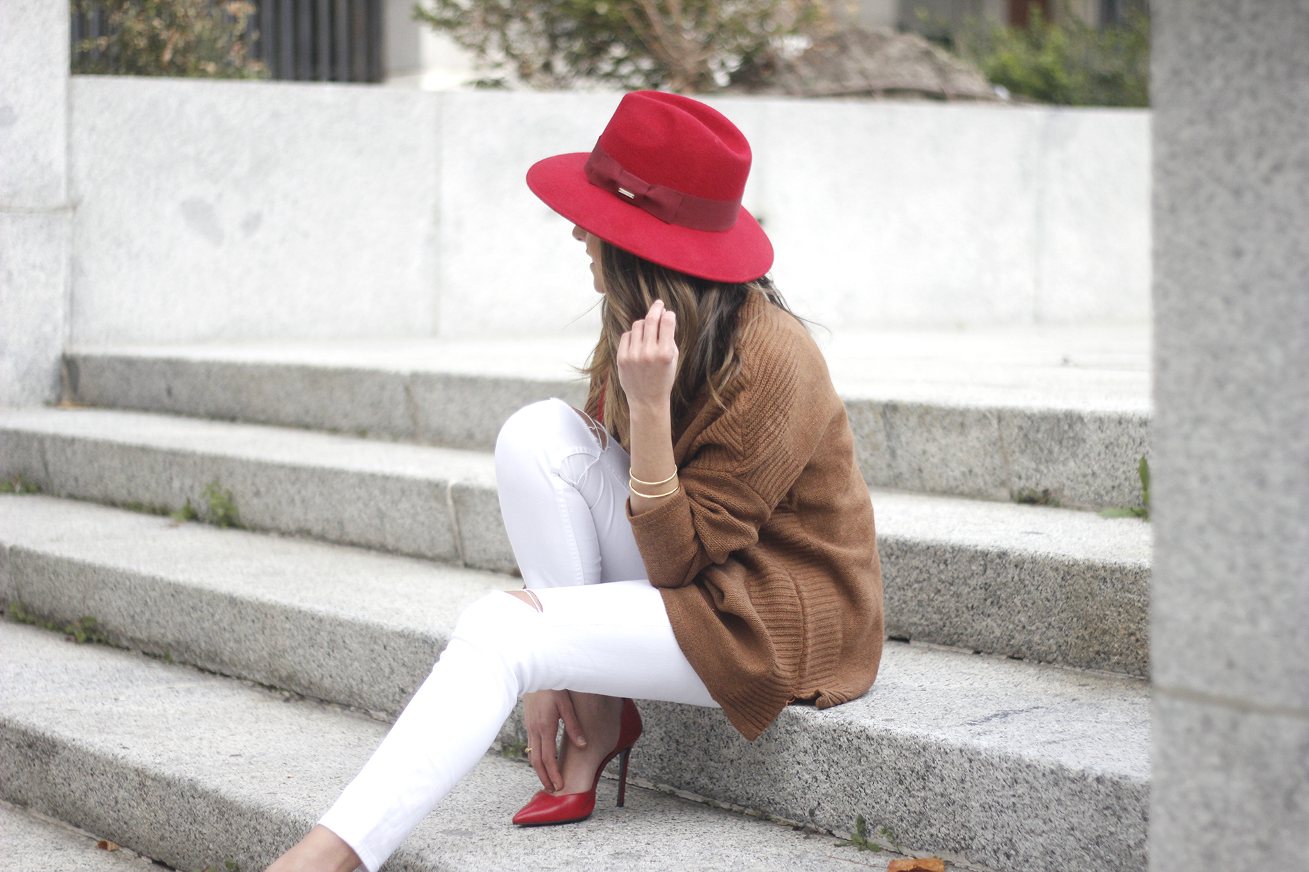 Turtleneck Sweater white jeans red heels red hat uterqüe outfit12