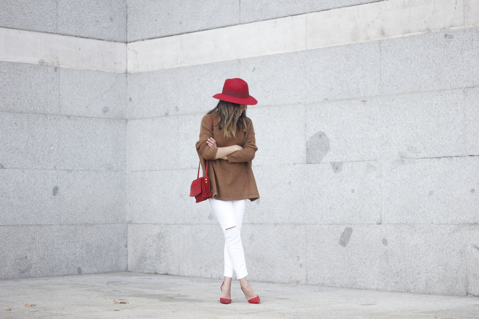 Turtleneck Sweater white jeans red heels red hat uterqüe outfit02