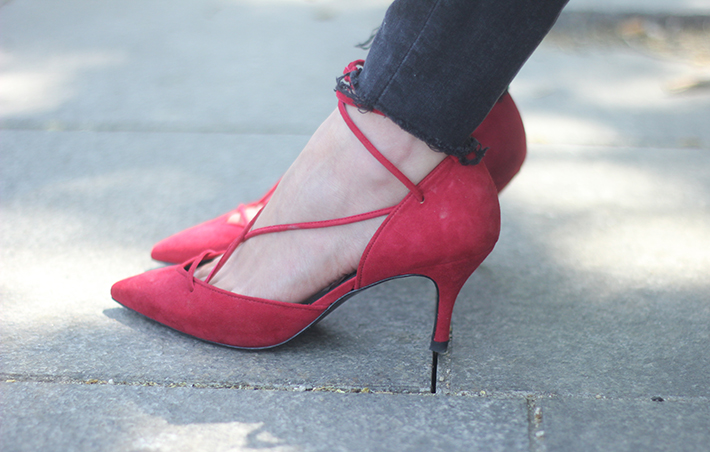 Black Outfit with red shoes05