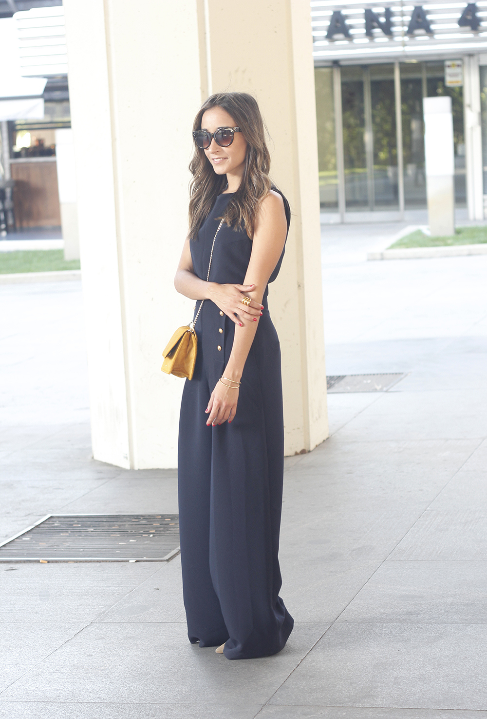 blue jumpsuit with goldden buttons mustard bag uterqüe nude heels01