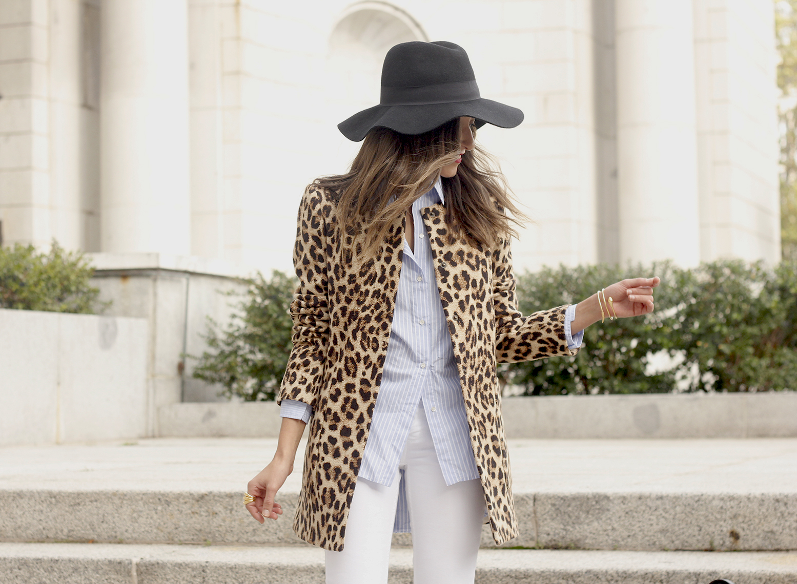 Leopard print coat white ripped jeans flats accesories black hat furla bag aristocrazy ring outfit style21