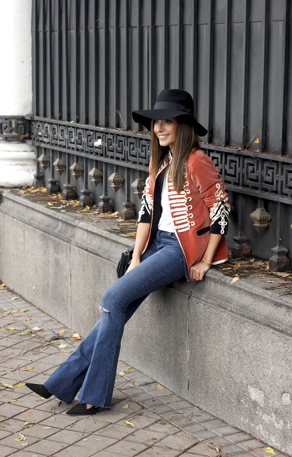 velvet jacket jeans hat rainny day heels accessories outfit style fashion15