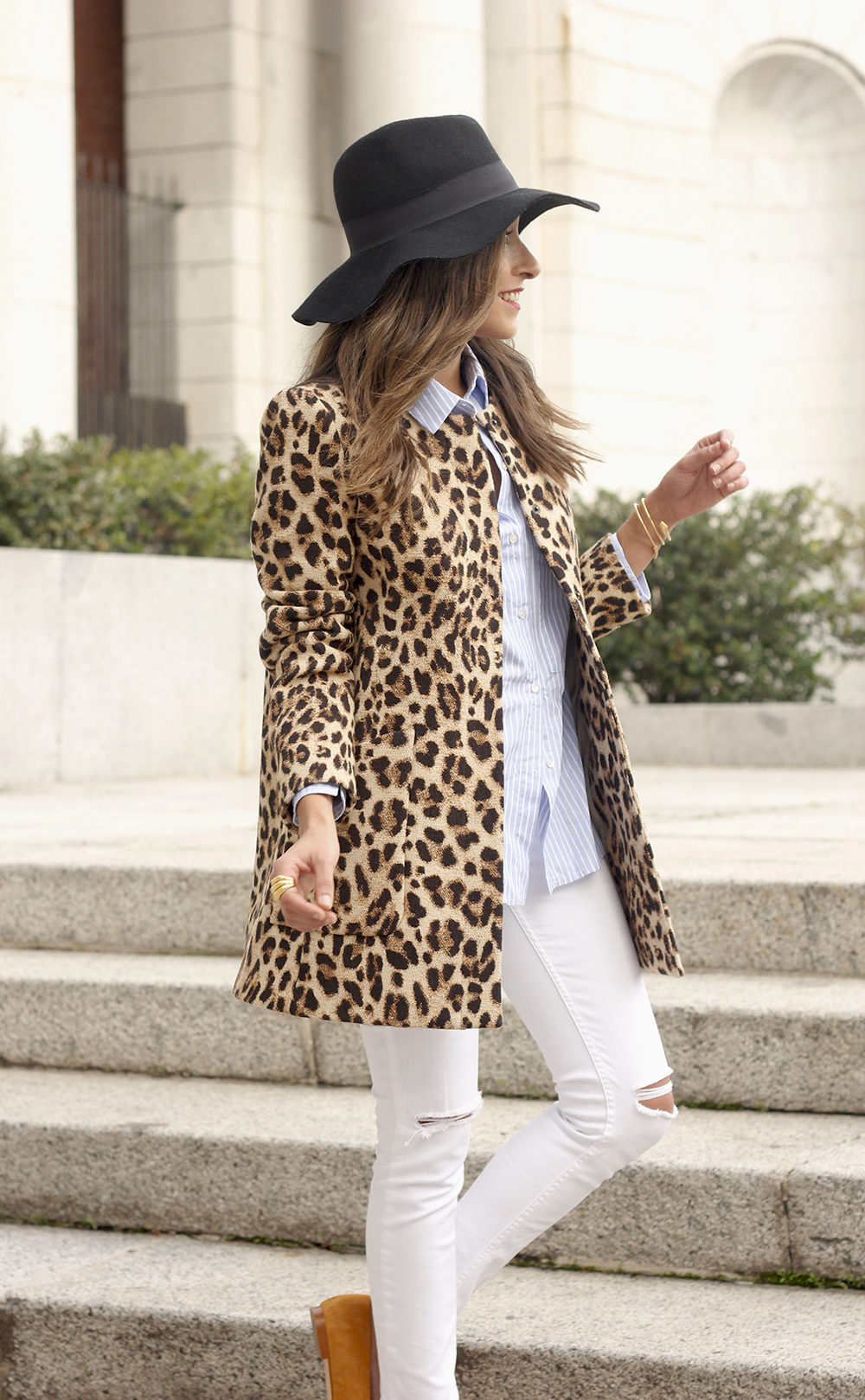 Leopard print coat white ripped jeans flats accesories black hat furla bag aristocrazy ring outfit style19