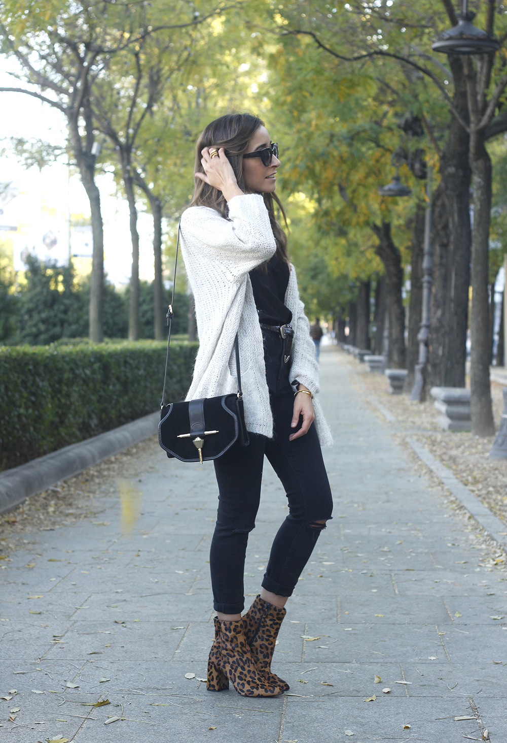 Leopard Booties cardigan ripped jeans outfit fall style fashion05