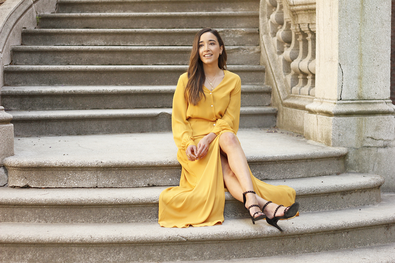 mustard maxy dress poete look de invitada deichman sandals street style outfit13