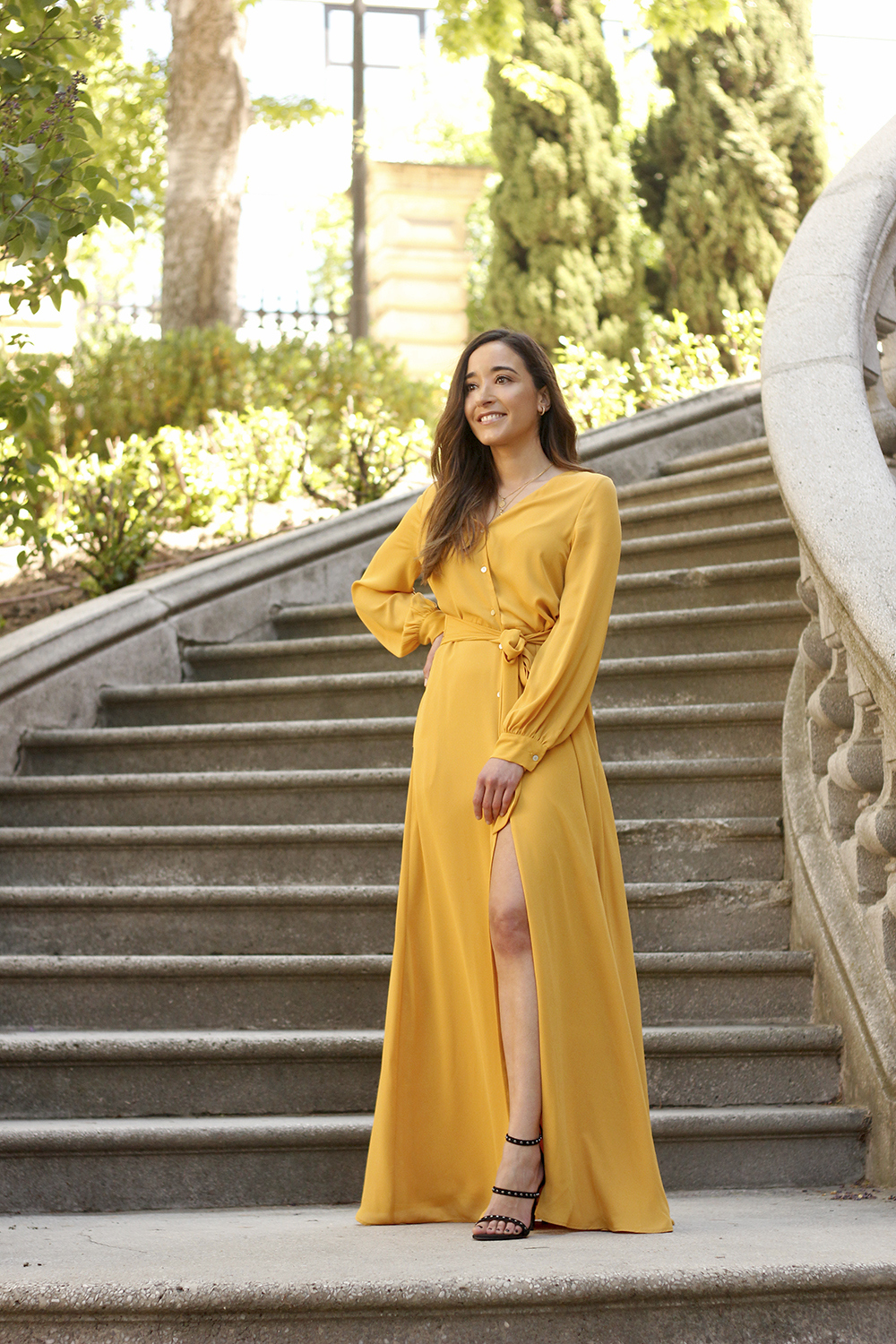 mustard maxy dress poete look de invitada deichman sandals street style outfit9