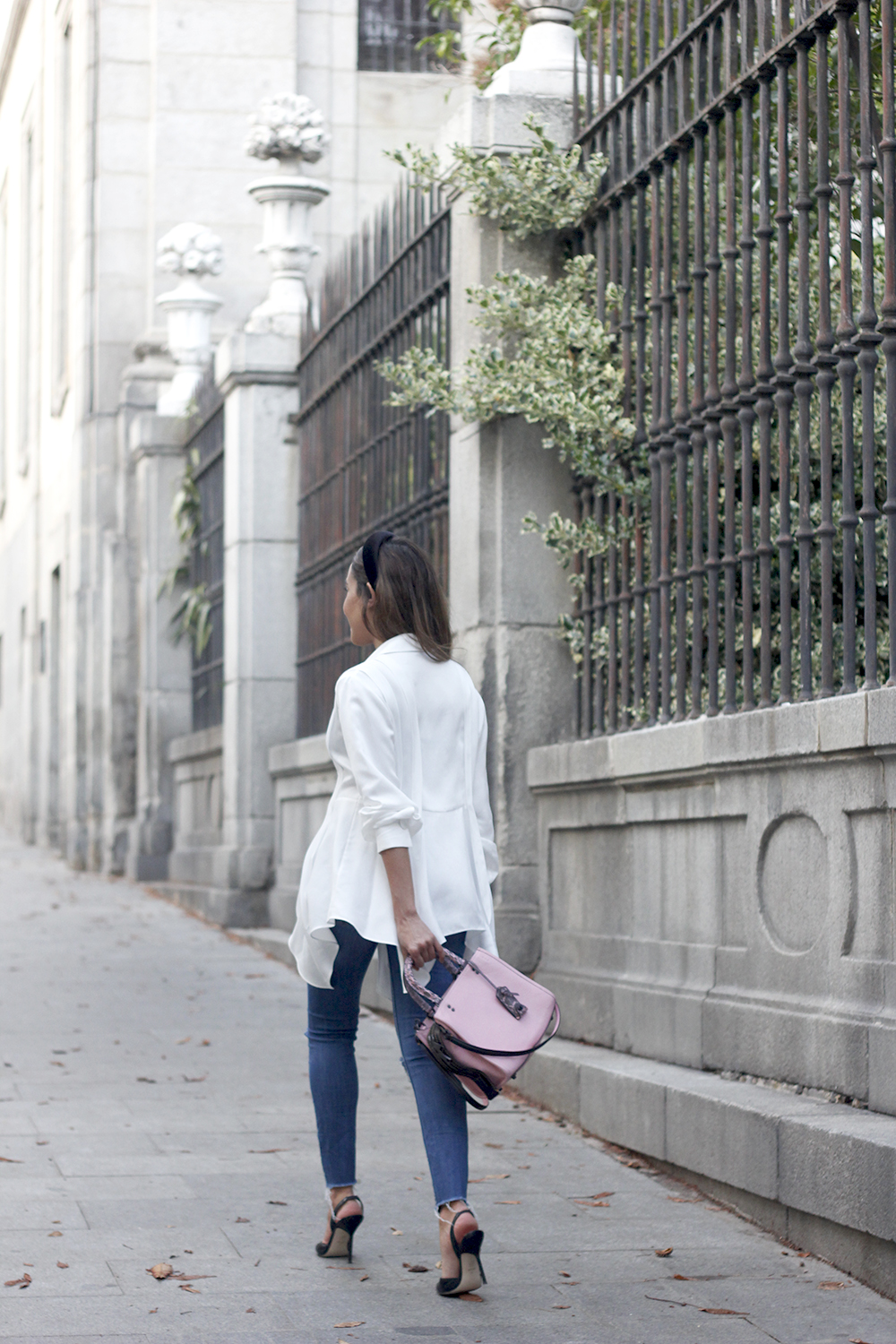 white blouse zara jeans coach pink bag headbands street style outfit10
