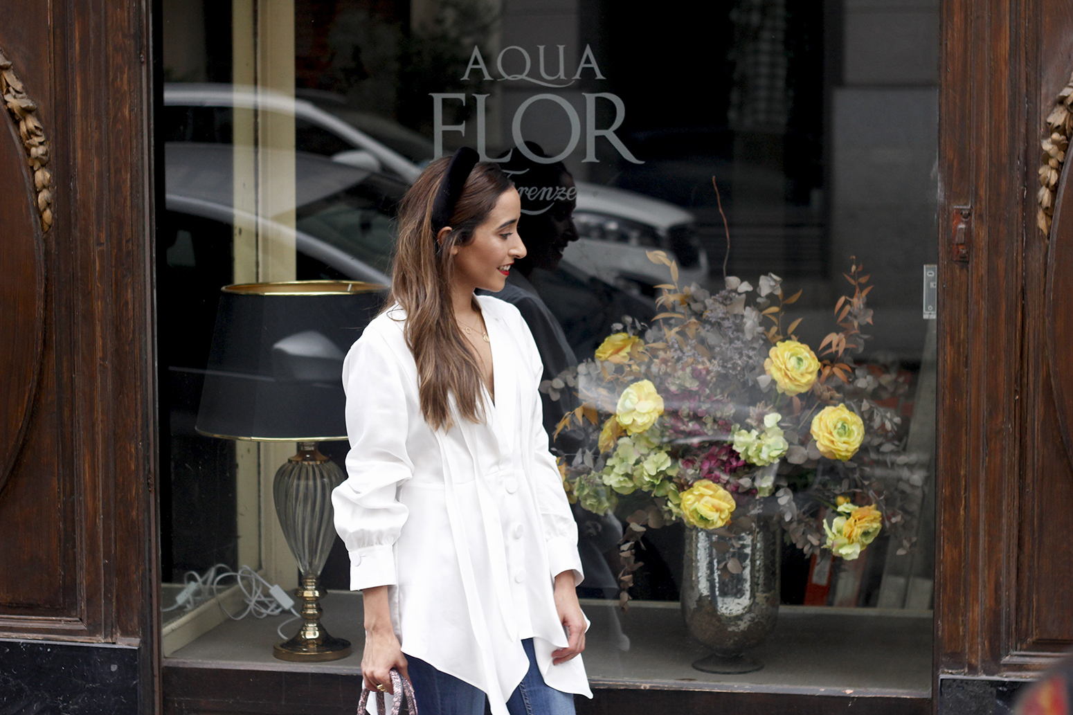 white blouse zara jeans coach pink bag headbands street style outfit4