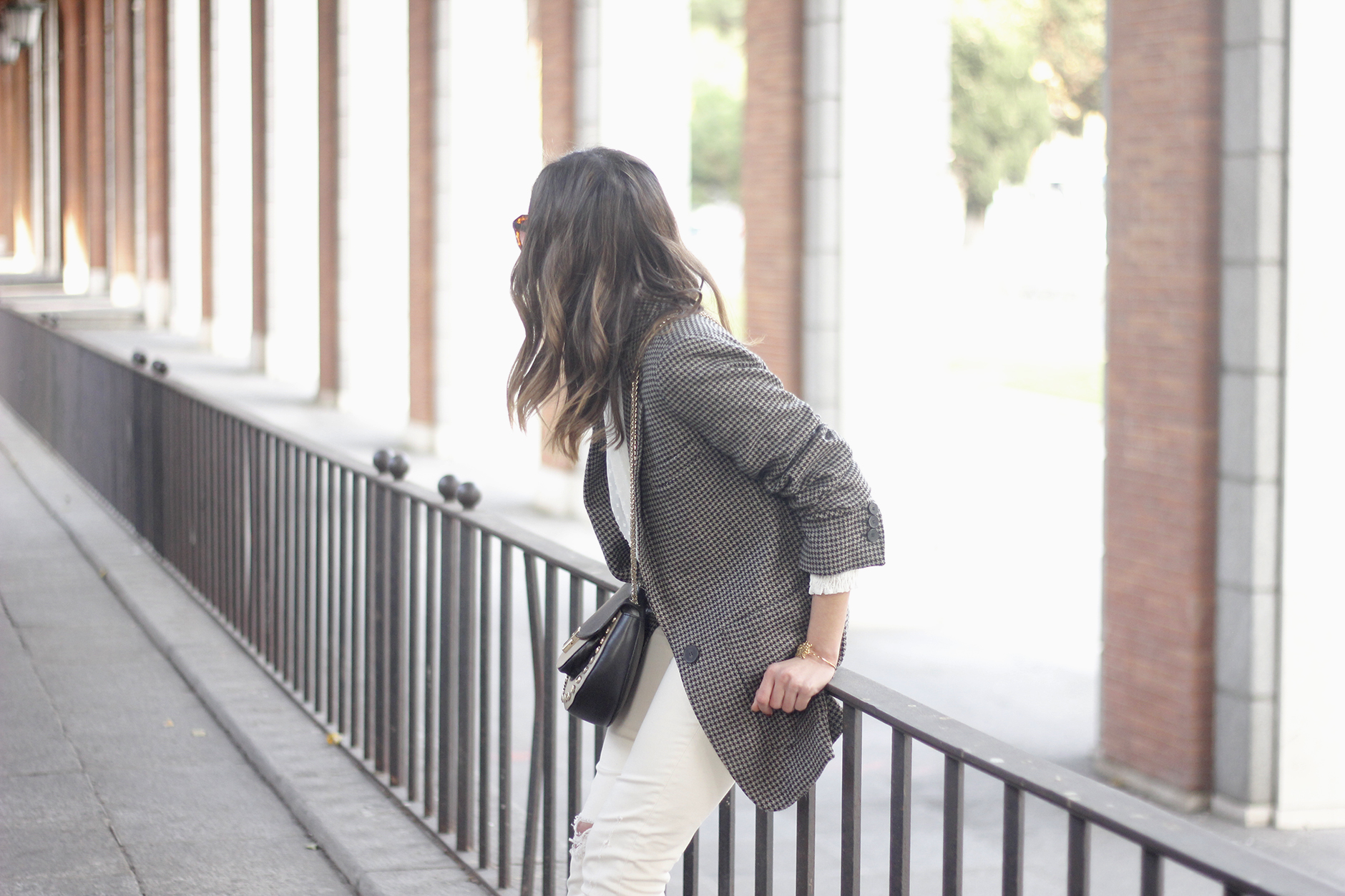 Plumeti blouse houndstooth blazer white jeans outfit style streetstyle04