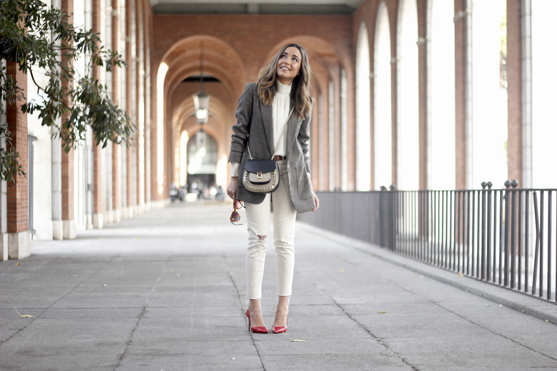 Plumeti blouse houndstooth blazer white jeans outfit style streetstyle17