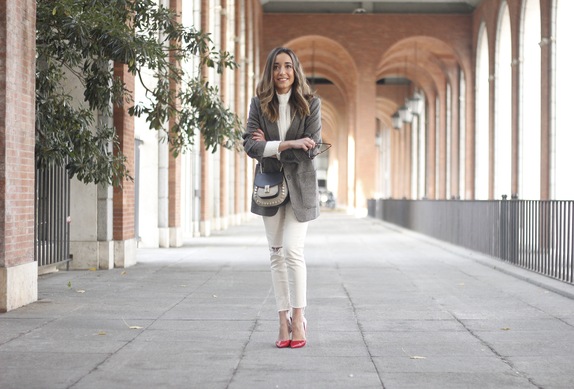 Plumeti blouse houndstooth blazer white jeans outfit style streetstyle18