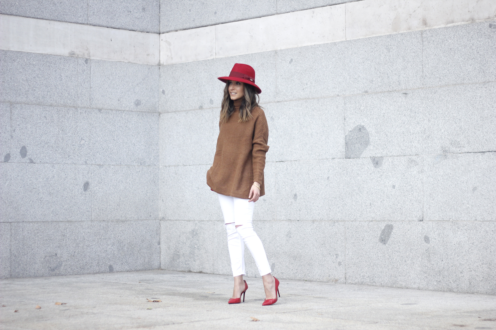 Turtleneck Sweater white jeans red heels red hat uterqüe outfit05