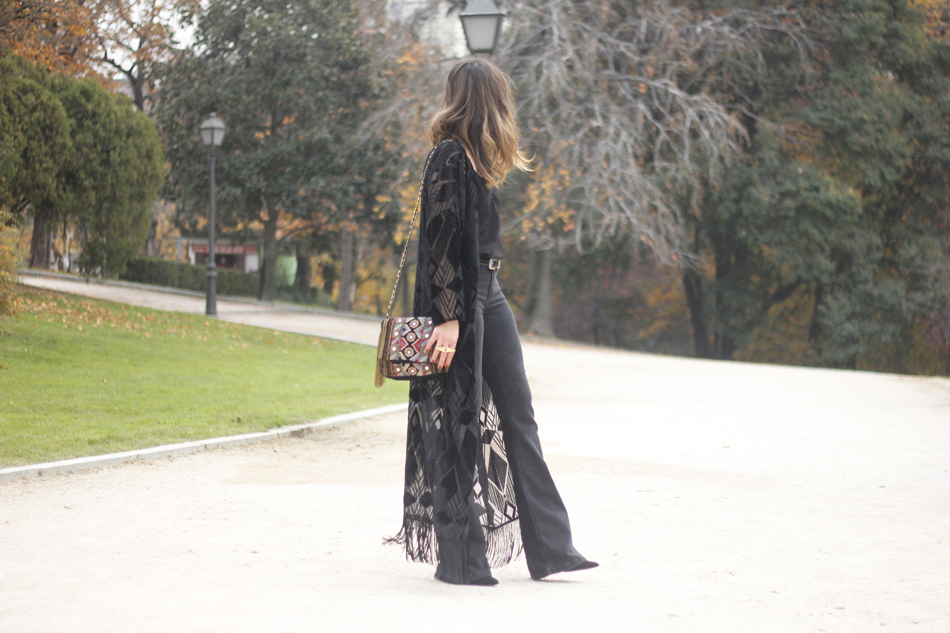 Black Kimono Black flared jeans outfit06