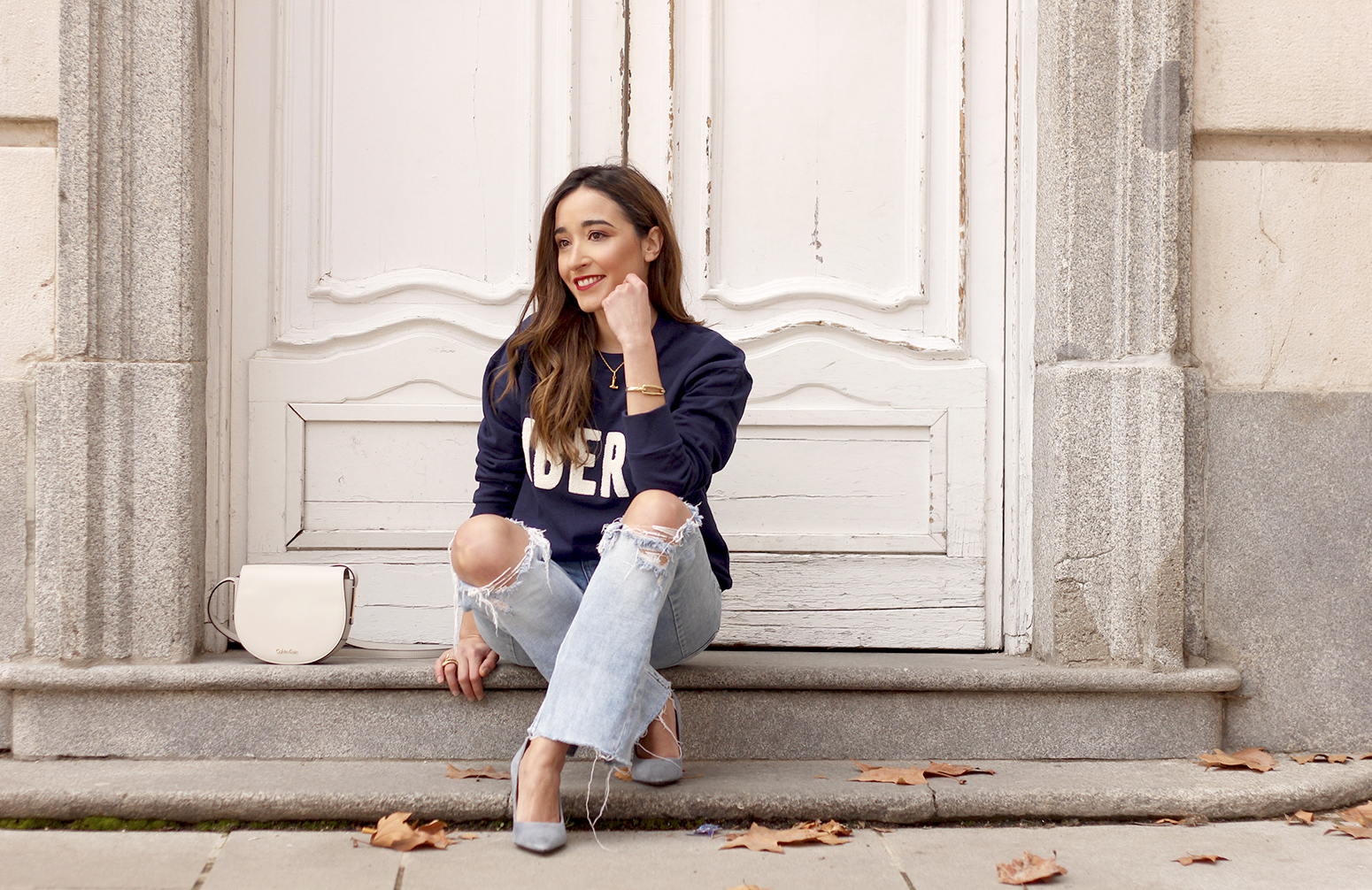 Sweatshirt ripped jeans clavin klein white bag high heels street style outfit 20199