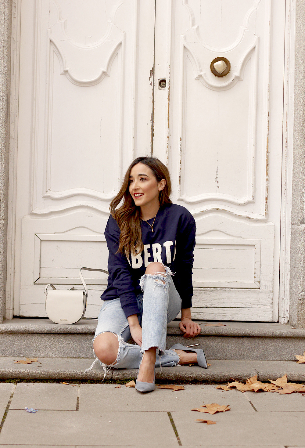 Sweatshirt ripped jeans clavin klein white bag high heels street style outfit 20197