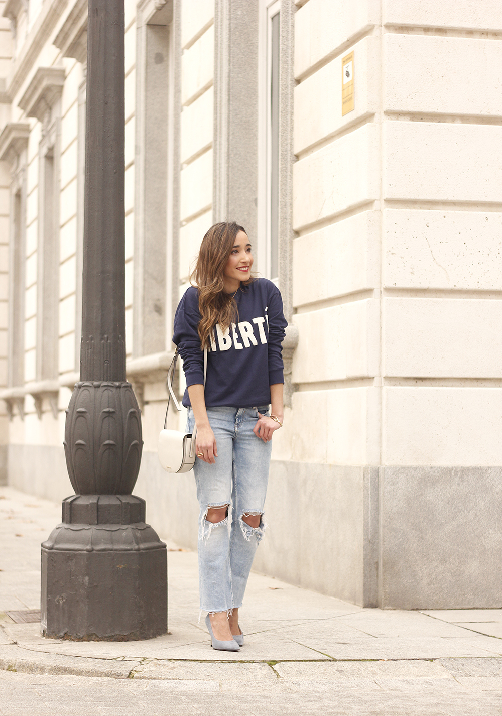 Sweatshirt ripped jeans clavin klein white bag high heels street style outfit 20192