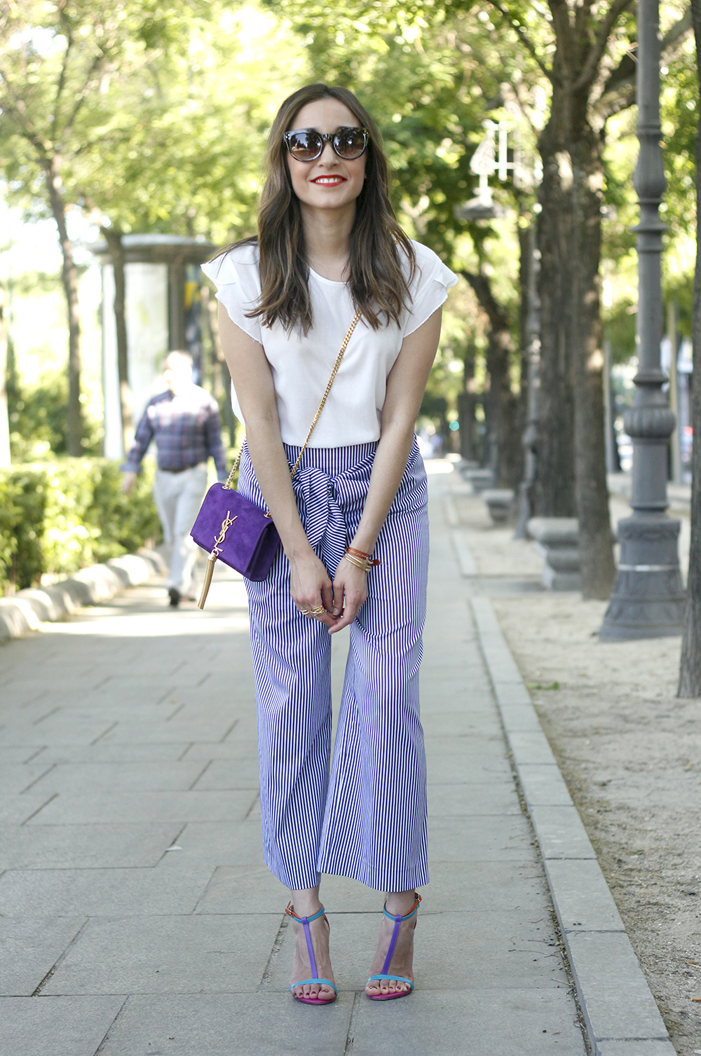 striped pants with bow white shirt carolina herrera sandasl saint laurent bag accessories summer outfit03