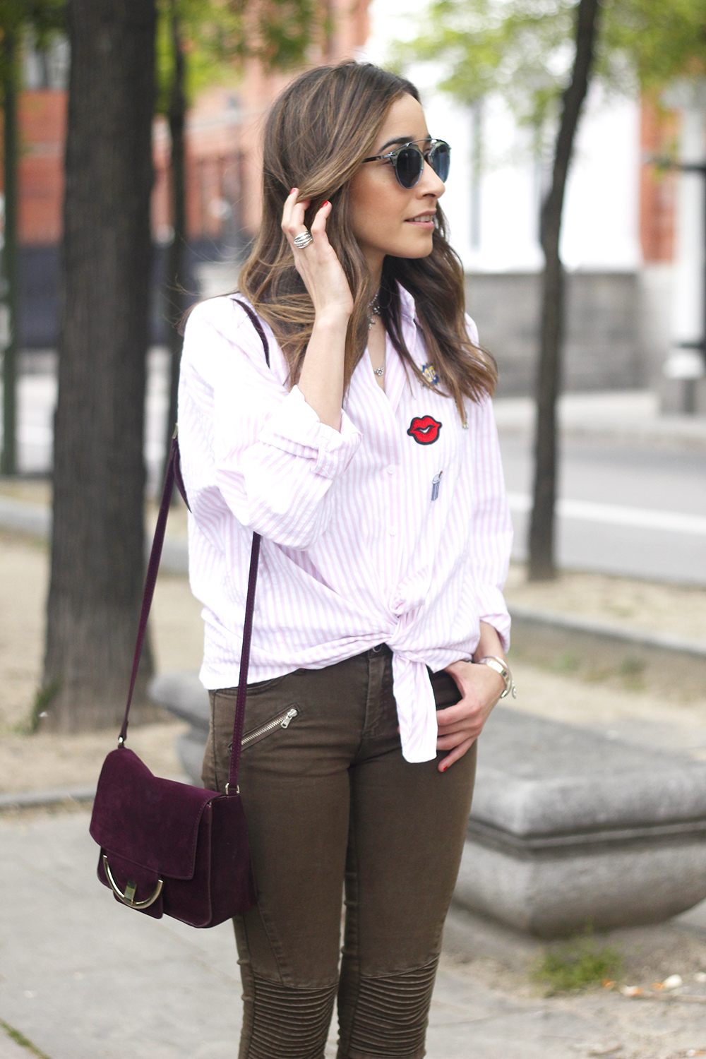 shirt with patches khaki pants nude heels burgundy bag uterqüe accessories style fashion14