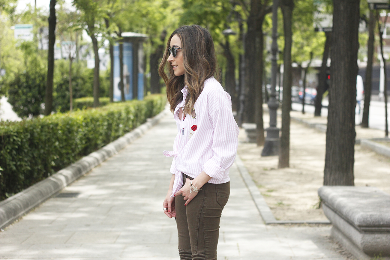 shirt with patches khaki pants nude heels burgundy bag uterqüe accessories style fashion10