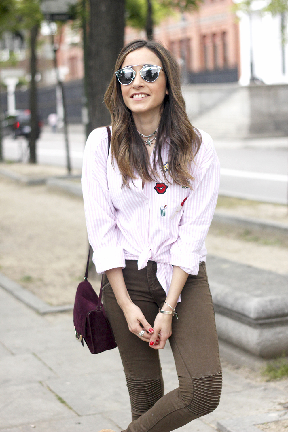 shirt with patches khaki pants nude heels burgundy bag uterqüe accessories style fashion15