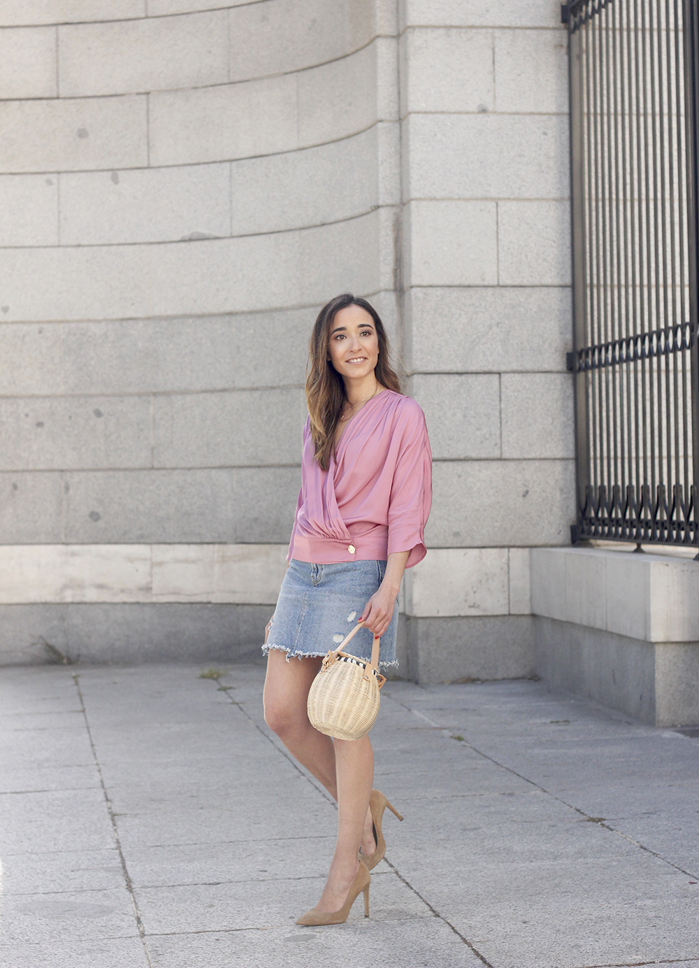 Pink blouse uterqüe denim skirt nude heels spring outfit 11