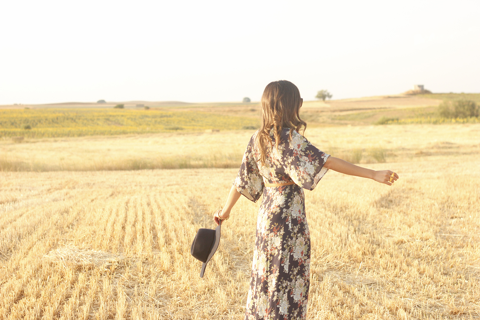 Maxi floral print dress uterqüe blue hat sunnies countryside summer outfit flat sandals massimo dutti03
