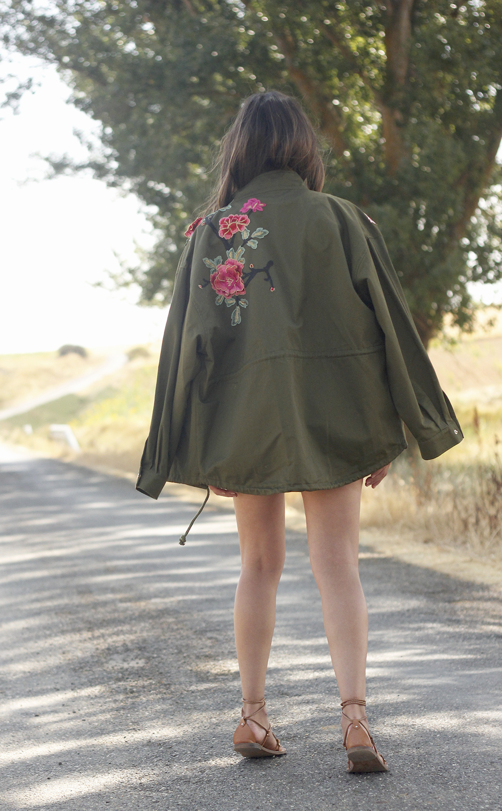 embroidered parka flat sandals massimo dutti white shorts summer outfit08