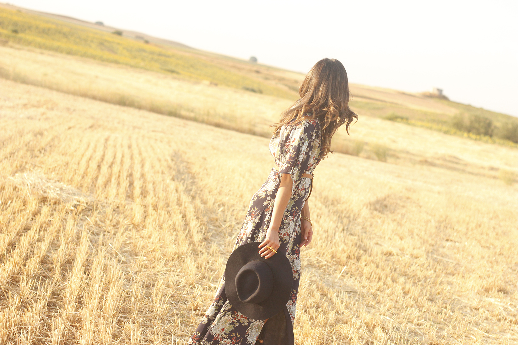 Maxi floral print dress uterqüe blue hat sunnies countryside summer outfit flat sandals massimo dutti02