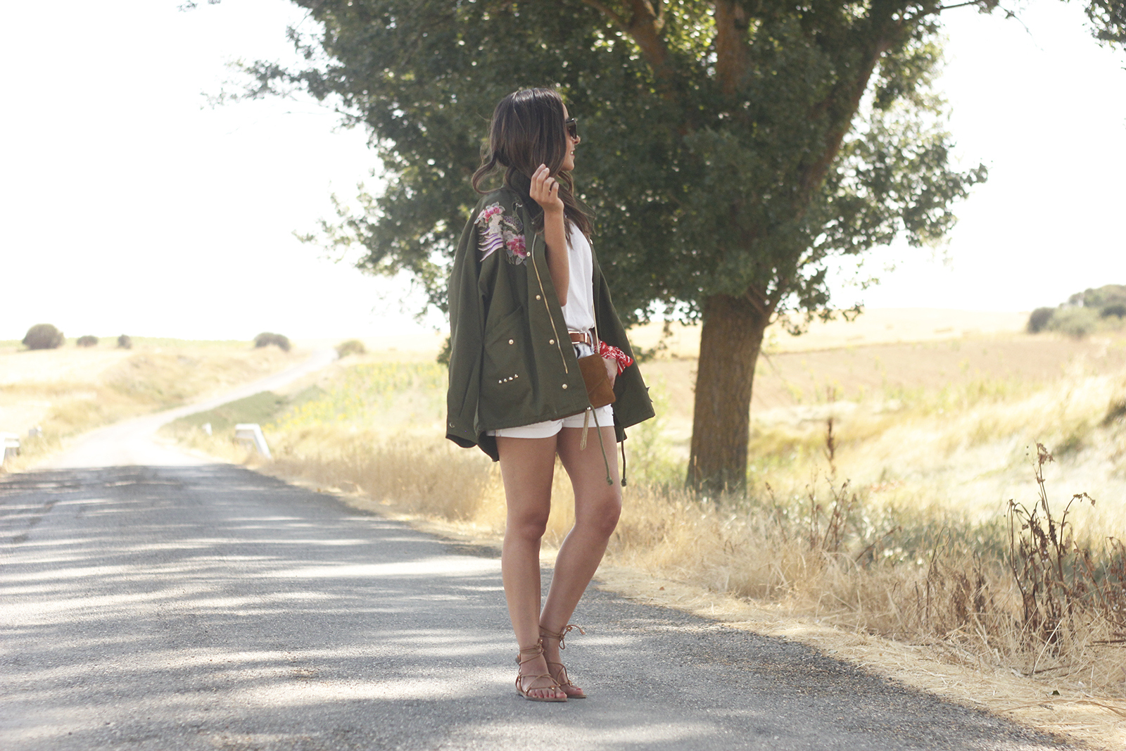 embroidered parka flat sandals massimo dutti white shorts summer outfit23