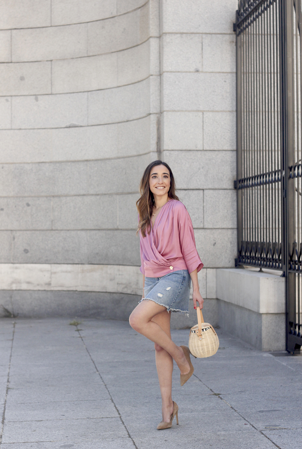 Pink blouse uterqüe denim skirt nude heels spring outfit 04