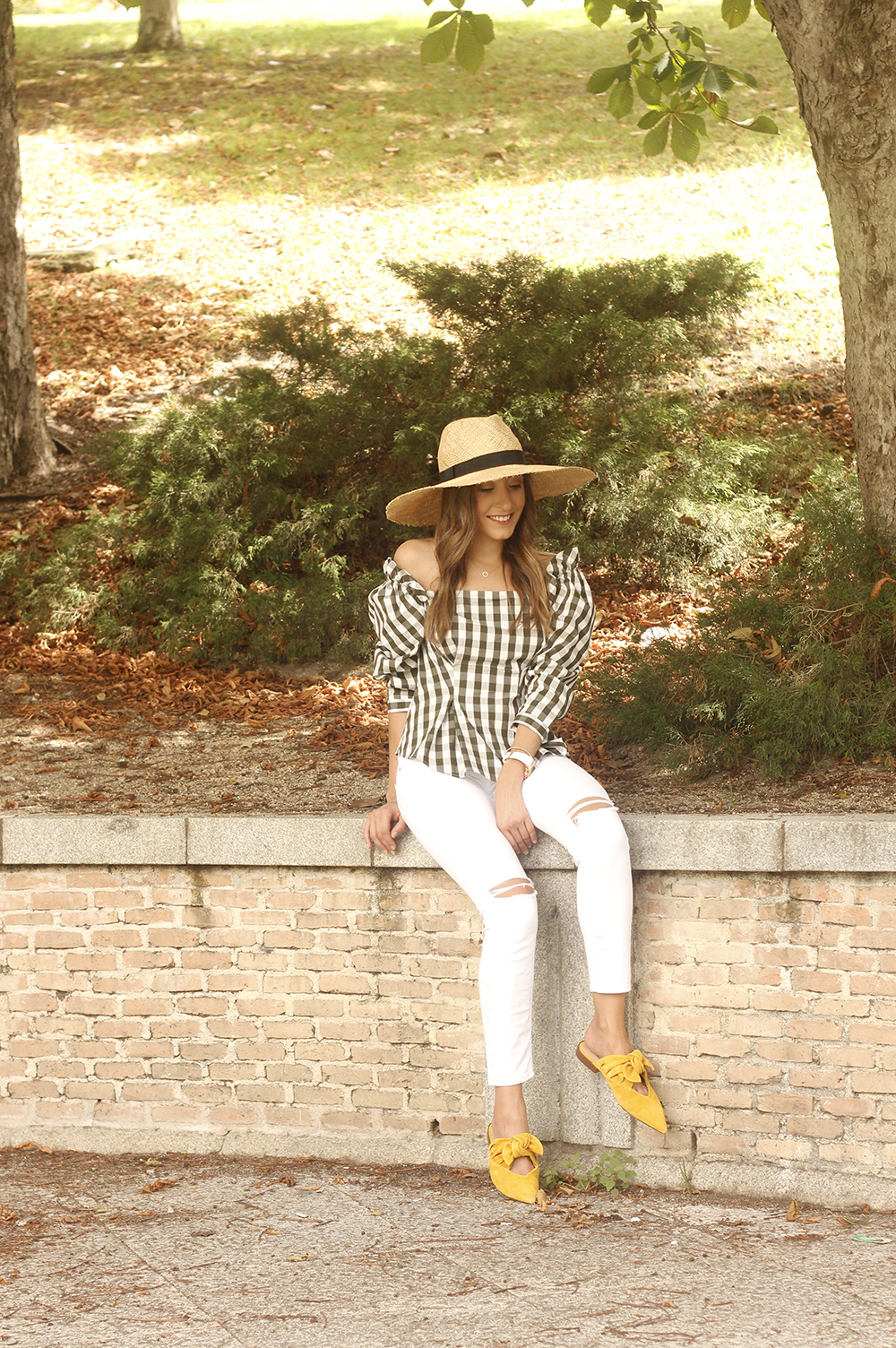 vichy top uterqüe mustard mules white jeans straw hat street style summer outfit 201803