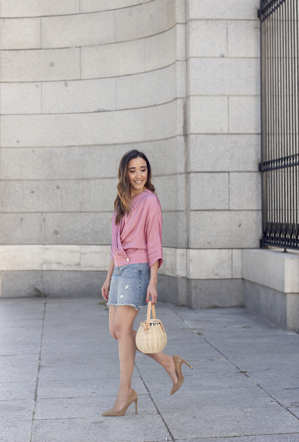 Pink blouse uterqüe denim skirt nude heels spring outfit 06