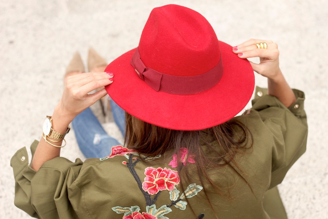 Green Parka Jeans nude heels red uterqüe hat style fashion20